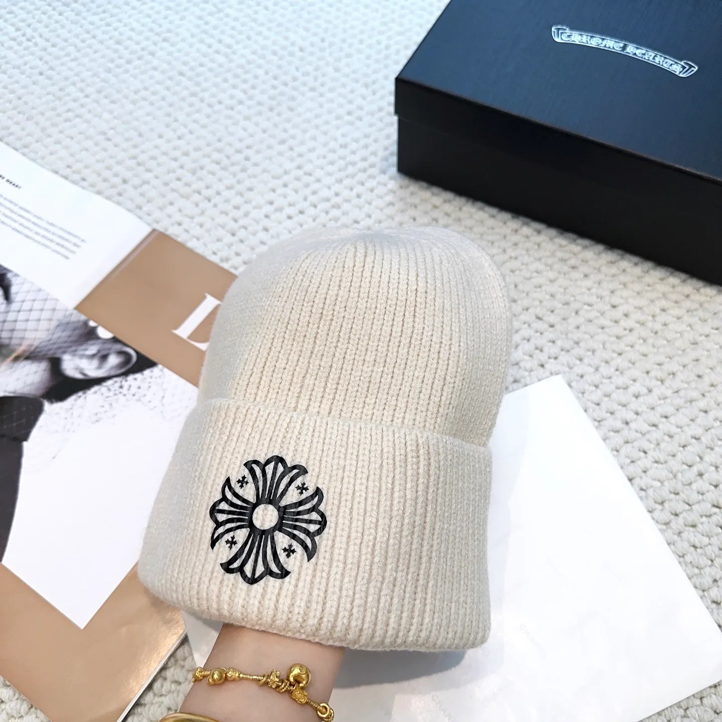 P46 🤍Chrome hearts new autumn and winter cross knitted hat🧶 One of the must-have hats in autumn and winter~ It really looks good on whoever wears it~, it is also a perfect match in black and white and gray in autumn~